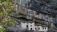 Hermitage of San Colombano di Italia ini terletak 120 meter di atas permukaan tebing dan tampaknya diukir di lembah yang dalam. Istimewa/Earthporm.