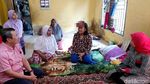 Momen Gubernur Riau Kunjungi Warganya Pengidap Kanker Ganas