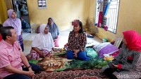 Ibu dari empat orang anak yang kini kepalanya tumbuh kanker ganas hingga menutup sebelah matanya, tak menyangka dikunjungi rombongan Gubernur Riau. Turut hadir 4 orang anak Sri Rahayu dan sang ayah mereka yang bekerja menjadi kuli bangunan.