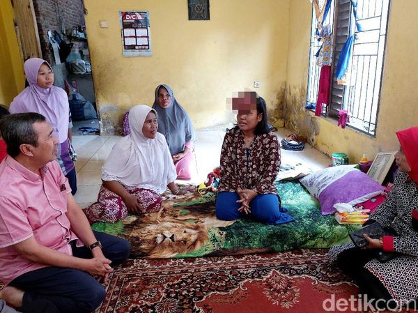 Momen Gubernur Riau Kunjungi Warganya Pengidap Kanker Ganas