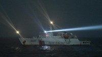 Kapal Coast Guard China-4301 membayangi KRI Usman Harun-359 dengan menggunakan lampu sorot ke anjungan saat melaksanakan patroli mendekati kapal nelayan pukat China yang melakukan penangkapan ikan di ZEE Indonesia Utara Pulau Natuna, Sabtu (11/1/2020) dini hari. ANTARA FOTO/M Risyal Hidayat.
