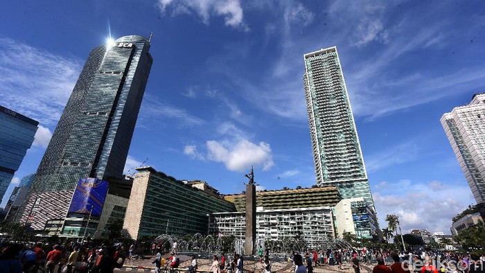 Langit kota Jakarta terlihat cerah di kawasan CFD Bunderan HI, Jakarta, Minggu (12/01/2020). Yuk lihat.