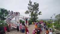 Bukit Sidoguro Klaten di Desa Krakitan, Kecamatan Bayat itu sejak diresmikan tanggal 29 Desember 2019 sebagai magnet bagi ribuan pengunjung. Tidak hanya wisatawan lokal tetapi juga luar daerah (Foto: Achmad Syauqi/detikcom)