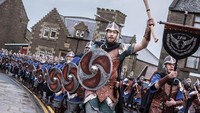 Prosesi Up Helly Aa dimulai dengan pameran kapal, kostum, dan foto-foto perayaan yang dilaksanakan setiap Mei-September. (iStock)