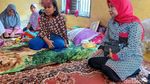 Momen Gubernur Riau Kunjungi Warganya Pengidap Kanker Ganas