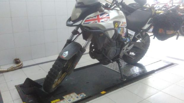 2 Tahun Keliling Dunia, Rider Asal Inggris Ini Servis Moge di Jakarta