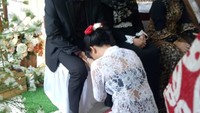 Sempat berseteru, kini hubungan Vanessa Angel dan sang ayah, Doddy Sudrajat membaik. Vanessa Angel terlihat sungkem di salah satu prosesi acara. (dok. Doddy Sudrajat)