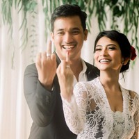 Vanessa Angel terlihat mengenakan kebaya lace putih yang dipadu kain tenun. Sementara Bibi berbalut kemeja putih dan setelan jas-celana hitam. Foto: Instagram/@vanessaangelofficial, @aldosinarta, @victoria_makeupatelier