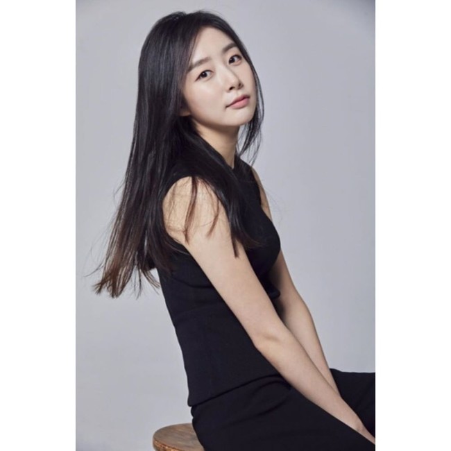 Ketika kami mengatakan pada mereka (staf agensi), Kami tidak ingin melakukan ini, mereka akan bilang Kamu harus berpikir mengenai kontrak dengan agensi ini. Di usia kami yang masih muda, kami takut. Kami takut jika kami menolak, kami harus membayar banyak uang dan mengalami kesulitan, ungkap wanita 29 tahun ini. Foto: Instagram/Gayoung