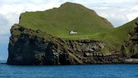 Rumah ini berada di pulai Ellioaey di Islandia. Di pulau itu hanya ada satu rumah. Sayangnya tidak banyak diketahui tentang pulau atau rumah yang berdiri di atasnya. Istimewa/Earthporm.