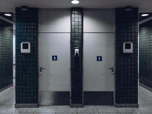 Penumpang Mabuk ke Toilet Bandara lalu... Lanjut Mabuk & Merokok!