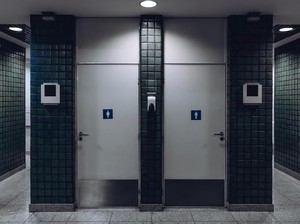 Bule Kaget Setengah Mati Lihat Ibu-ibu Pipis di Lantai Bandara Soetta