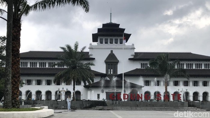 Cerita Kompleks Gb Dan Fungsi Tusuk Sate Di Gedung Sate 2862