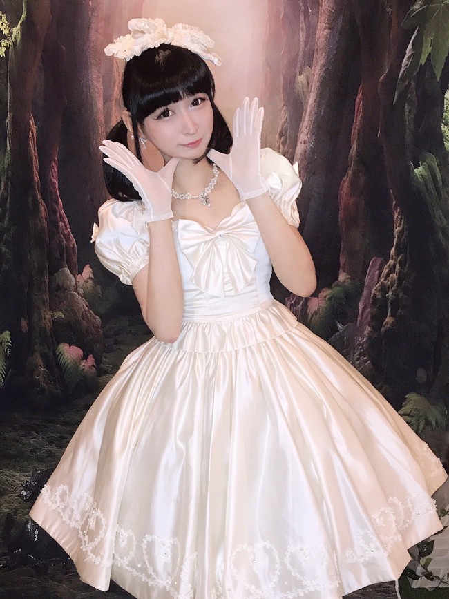 Takuma Tani sudah diperkenalkan dengan dunia seni sejak kecil. Pada usia 3 tahun, Takuma sudah belajar piano dan vokal. Saat SMA, dia mulai membuat puisi-puisi. Dan ketika menginjak usia 28 tahun, Takuma sudah menjadi salah satu vokalis band musik rock Jepang. Foto: Twitter/@tani_takuma