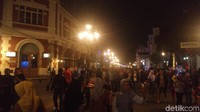 Yang teranyar, lampu jalanan di Kota Lama Semarang kini berubah jadi kekuningan alias tak lagi putih terang. (Foto: Angling Adhitya Purbaya/detikcom)