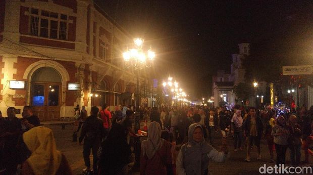 Lampu Syahdu Kota Lama Semarang, Bikin Serasa di Eropa