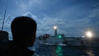 Dalam patroli tersebut KRI Usman Harun-359 bersama KRI Jhon Lie-358 dan KRI Karel Satsuitubun-356 melakukan patroli dan bertemu enam kapal Coast Guard China, satu kapal pengawas perikanan China, dan 49 kapal nelayan pukat asing. ANTARA FOTO/M Risyal Hidayat.