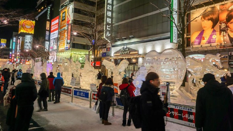 Festival Salju dan Es Sapporo Supporo, Hokkaido, Japan 12 February 2018 : Many tourists took a walk and shot small ice sculptures in the contest and show at the Supporo downtown street.