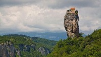 Pilar Katskhi di Georgia Tengah ada sejak abad ke-7. Berdiri di atas batu yang tingginya sekitar 40 meter dan dihuni oleh seorang biarawan. Istimewa/Earthporm.