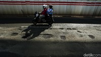 Hujan yang turun hampir setiap hari di wilayah kota Jakarta dan sekitarnya, membuat ruas jalan di HR Rasuna Said, Kuningan, Jakarta, Minggu (12/01/2020) terlihat rusak dan mulai bermunculan lubang.