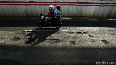 Musim Hujan, Jalan Rasuna Said Berlubang