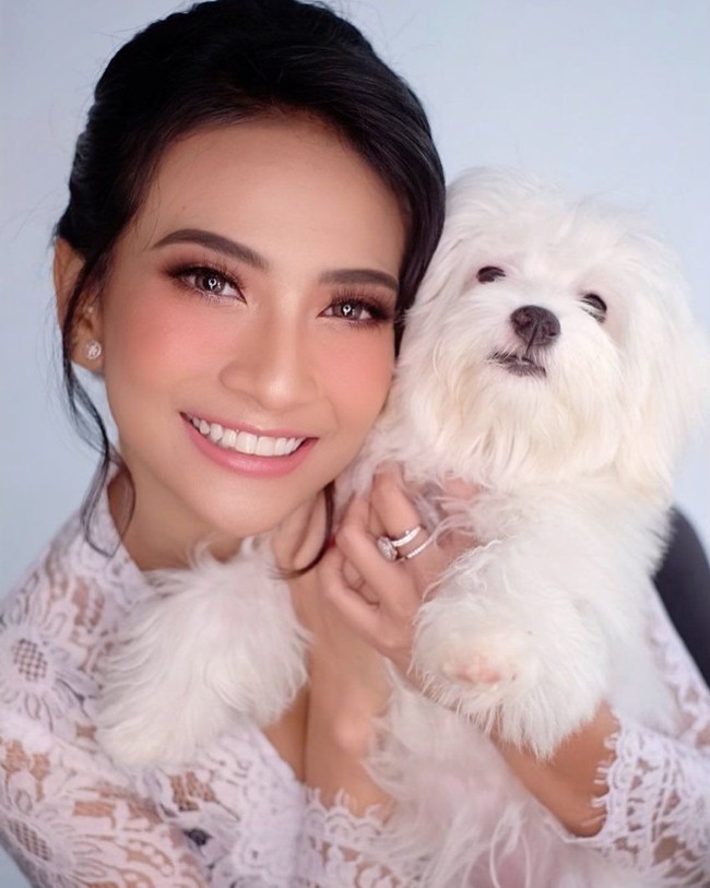 Ijab kabul sekaligus resepsi pernikahan dilaksanakan pada Sabtu (11/01/2020). Adapun Doddy Sudradjat, ayah Vanessa Angel, berlaku sebagai wali nikah. Foto: Instagram/@vanessaangelofficial, @aldosinarta, @victoria_makeupatelier