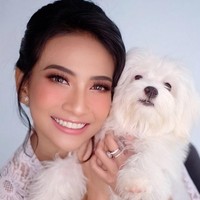 Ijab kabul sekaligus resepsi pernikahan dilaksanakan pada Sabtu (11/01/2020). Adapun Doddy Sudradjat, ayah Vanessa Angel, berlaku sebagai wali nikah. Foto: Instagram/@vanessaangelofficial, @aldosinarta, @victoria_makeupatelier