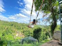 Wushh...serunya Seolhyun main ayunan di Ubud