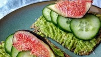 Buah tin yang renyah manis dan mentimun yang segar bisa jadi topping roti beroles alpukat lumat. Foto : Instagram @healthy.happy.ina