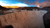 Bendungan Hoover, Amerika Serikat. Bendungan Hoover adalah salah satu bendungan paling ikonik di seluruh dunia yang membentang antara negara bagian Nevada dan Arizona, Amerika Serikat (AS). Bendungan ini beketinggian 221,4 m, dengan lebar dasar 200 m dan lebar puncak 14 m. Istimewa/Interesting Engineering.