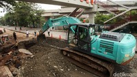 Ekskavator menguruk jalan yang amblas di Daan Mogot, Tangerang.