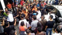 Zuraida Hanum mengikuti rekonstruksi bersama tersangka eksekutor pembunuhan hakim Jamaluddin, yakni Jefri Pratama, di kompleks OCBC, Jl Ringroad Medan, Sumut, Senin (13/1/2020). Mengenakan rompi tahanan warna oranye, Zuradi terus menunduk saat turun dari mobil menuju tempat rekonstruksi.