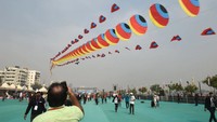 Karena perayaan ini sangat besar, jadi Uttarayan dijadikan sebagai hari libur nasional di India.  Festival ini juga identik dengan layangan. (AFP)