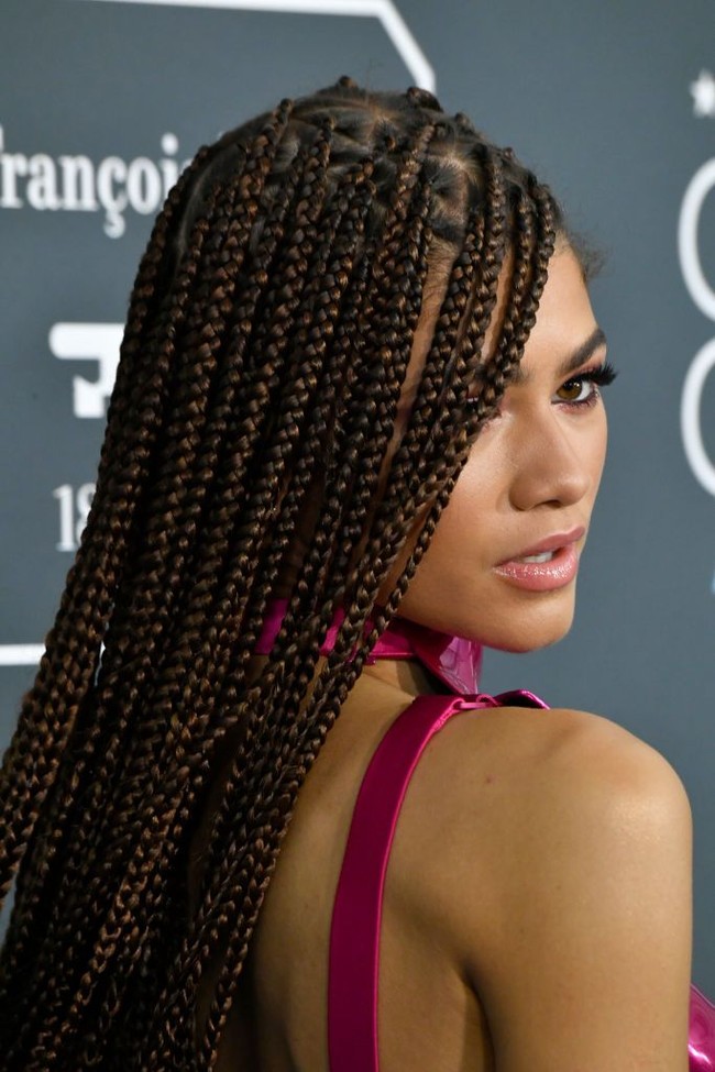 Tak hanya busana berisiko superseksi yang mencuri perhatian publik pada Zendaya. Ia juga tampil edgy dengan rambut superpanjang yang dikepang rasta. Foto: Emma McIntyre/Getty Images