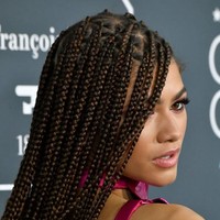 Tak hanya busana berisiko superseksi yang mencuri perhatian publik pada Zendaya. Ia juga tampil edgy dengan rambut superpanjang yang dikepang rasta. Foto: Emma McIntyre/Getty Images
