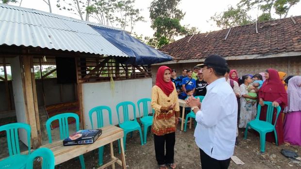 Plt Bupati Cianjur Herman Suherman meninjau SDN Jaya Harapan Cidaun