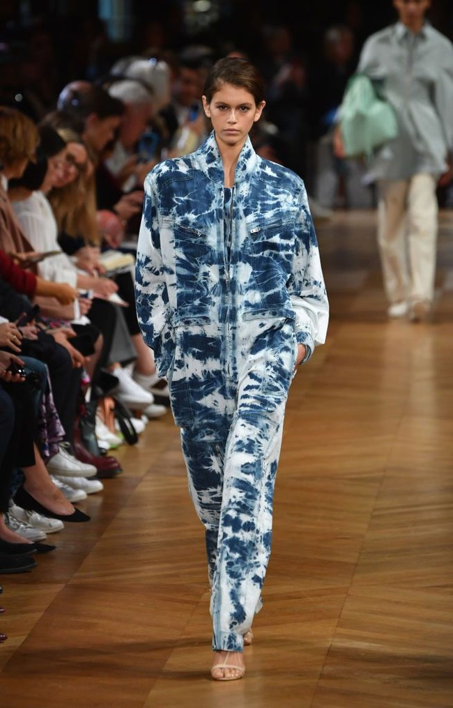 Kaia Jordan Gerber berjalan di fashion show Stella McCartney, Paris Fashion Week Spring/Summer 2019. Foto: Getty Images