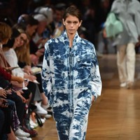 Kaia Jordan Gerber berjalan di fashion show Stella McCartney, Paris Fashion Week Spring/Summer 2019. Foto: Getty Images