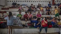 Warga pun mengungsi ke sejumlah posko pengungsian yang tersedia. Salah satunya di kawasan Santo Tomas di Provinsi Batangas, Filipina.