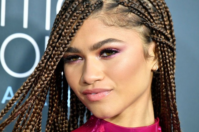 Gaya rambut dan busana sudah cukup mencolok, maka Zendaya lebih memilih sedikit tone down untuk riasan wajah. Mantan bintang Disney ini hadir dengan riasan wajah nude bernuansa keunguan. Foto: Emma McIntyre/Getty Images