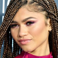 Gaya rambut dan busana sudah cukup mencolok, maka Zendaya lebih memilih sedikit tone down untuk riasan wajah. Mantan bintang Disney ini hadir dengan riasan wajah nude bernuansa keunguan. Foto: Emma McIntyre/Getty Images
