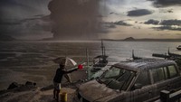 Kantor bencana setempat mengatakan telah mengevakuasi lebih dari 2.000 penduduk yang tinggal di pulau vulkanik yang terletak di dalam danau. Solidum mengatakan para pejabat juga akan memerintahkan evakuasi orang-orang yang tinggal di pulau lain di dekatnya jika situasinya memburuk.