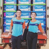 Karin dan Sabian pun sama-sama memiliki jiwa sosial yang tinggi. Keduanya bekerjasama untuk menyaluran donasi sumbangan ke berbagai daerah.  Foto: dok. Instagram @awkarin