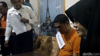 Setelah adegan itu, keduanya kembali dibawa oleh petugas untuk melakukan rekonstruksi di lokasi lainnya. Polisi sebelumnya menyebut Zuraida Hanum menyuruh dua pria Jefri Pratama dan Reza Fahlevi untuk membunuh Jamaluddin. 