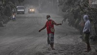 Proses evakuasi warga yang berada di sekitar kawasan Gunung Taal pun terus dilakukan.
