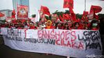 Massa Buruh Geruduk Gedung DPR Tolak Omnibus Law