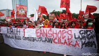Massa membawa serta poster dan spanduk dalam aksi di depan gedung DPR tersebut.