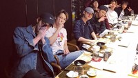 Akan segera menikah bersama pasangannya yang bukan dari kalangan artis, member EXO lainnya tentu saja mendukung keputusannya. Ini kompaknya mereka saat makan malam di sebuah restoran Jepang. Foto: Istimewa