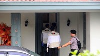 Dalam proses penggeledahan itu, Mereka dikawal oleh aparat kepolisian.