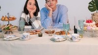 Lihat pose manis Dara Arafah saat berpose di depan banyaknya makanan ini. Terlihat manis dengan gaya andalan yaitu menopang dagu. Foto: Instagram @daraarafah